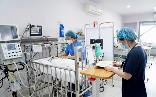  Các bác sỹ chăm sóc cho bệnh nhi sau phẫu thuật. (Ảnh: PV/Vietnam+)