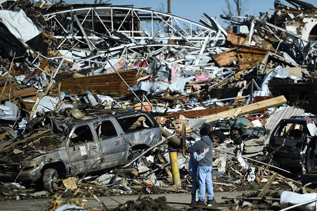  Cảnh đổ nát sau trận lốc xoáy tại Mayfield, bang Kentucky, Mỹ, ngày 12-12-2021.( Ảnh: AFP/TTXVN)