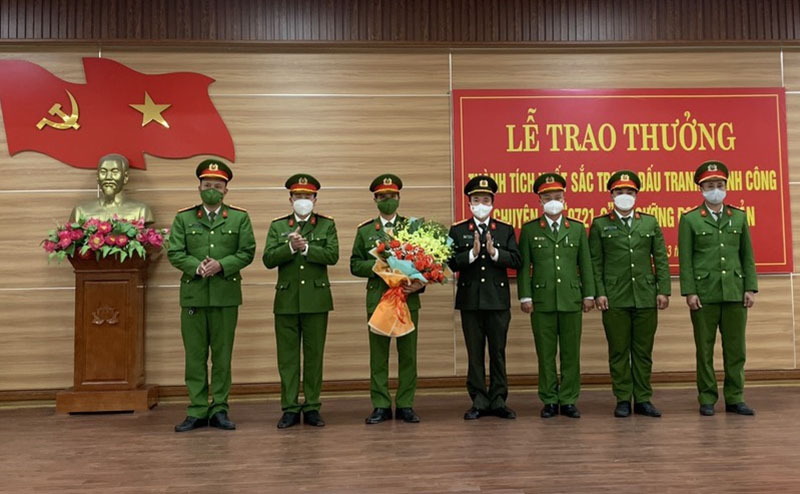 Đồng chí Giám đốc Công an tỉnh thưởng và tặng hoa chúc mừng ban chuyên án.