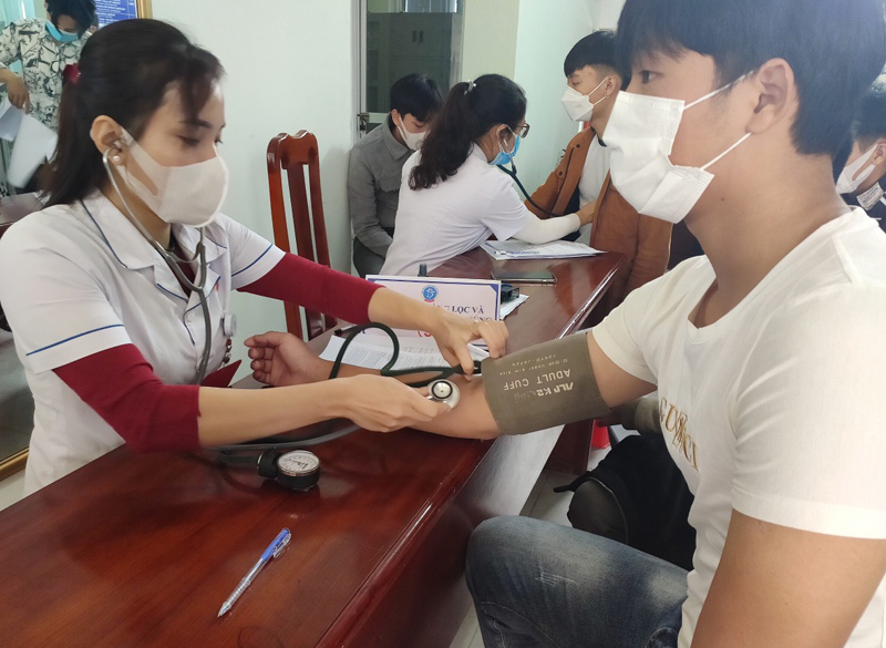 Khám sàng lọc cho học sinh trước khi tiêm.