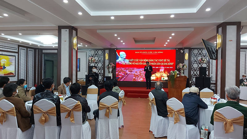 Hội viên Hội VHNT trình bày tác phẩm của mình tại buổi tổng kết