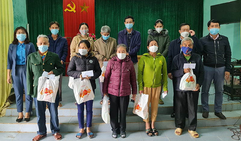Lãnh đạo Sở Nông nghiệp-PTNT trao quà cho các hộ gia đình có hoàn cảnh khó khăn trên địa bàn xã Kim Thủy (Lệ Thủy).