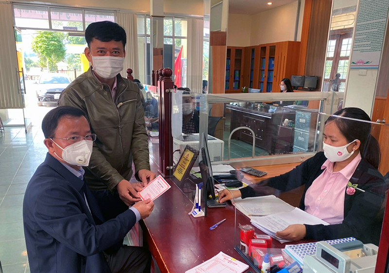 Cán bộ, hội viên các tổ chức chính trị-xã hội trên địa bàn huyện Tuyên Hóa tham gia “Gửi tiền tiết kiệm chung tay vì người nghèo”.