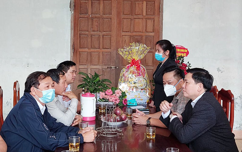 Đại diện lãnh đạo Sở Nội vụ chúc mừng linh mục và giáo dân giáo xứ Chợ Sàng