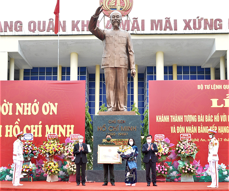 Thừa ủy quyền của Bộ trưởng Bộ Văn hóa - Thể thao và Du lịch, đồng chí Trần Đình Thành, Phó Cục trưởng Cục Di sản văn hóa đã trao Bằng xếp hạng di tích lịch sử quốc gia cho Bảo tàng Quân khu.