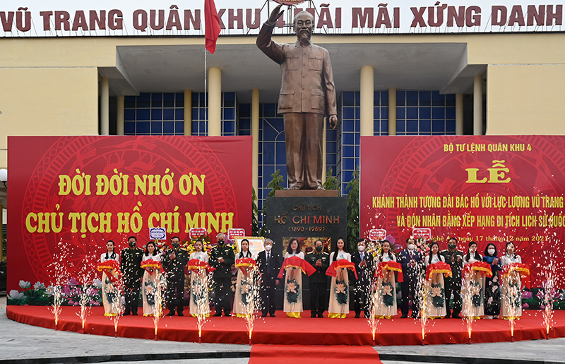 Các đại biểu cắt băng khánh thành tượng đài.
