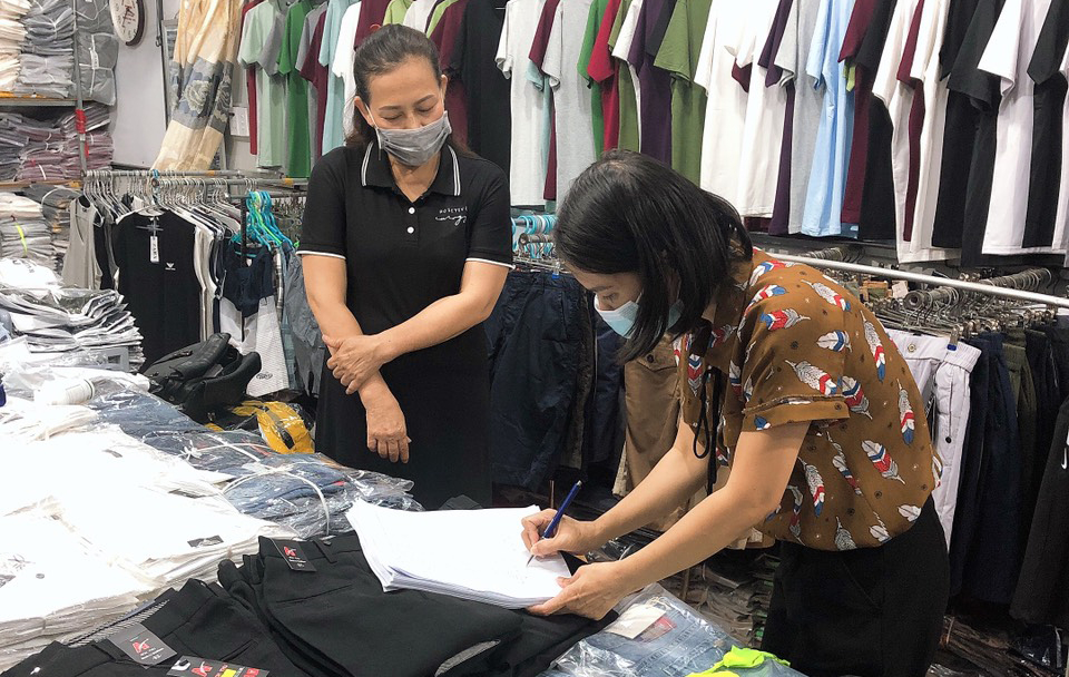 Khảo sát ý kiến các tiểu thương về hiện trạng sử dụng túi ni-lông. 