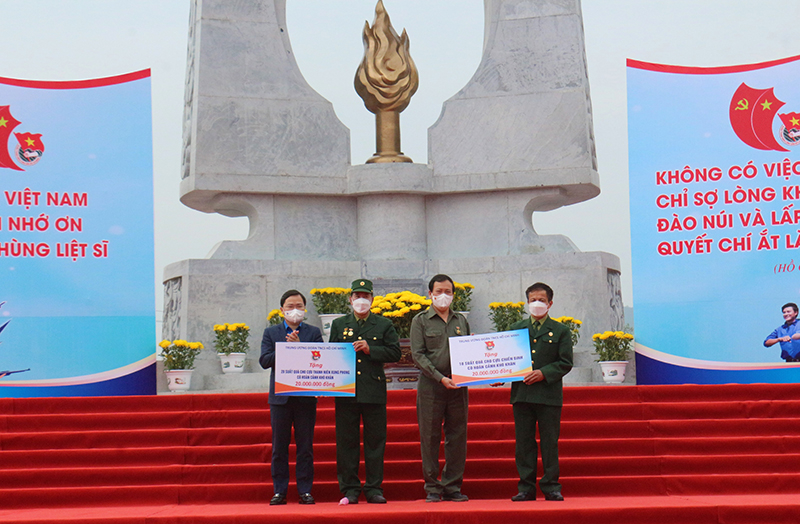 Trao tặng nhà nhân ái cho cựu TNXP.