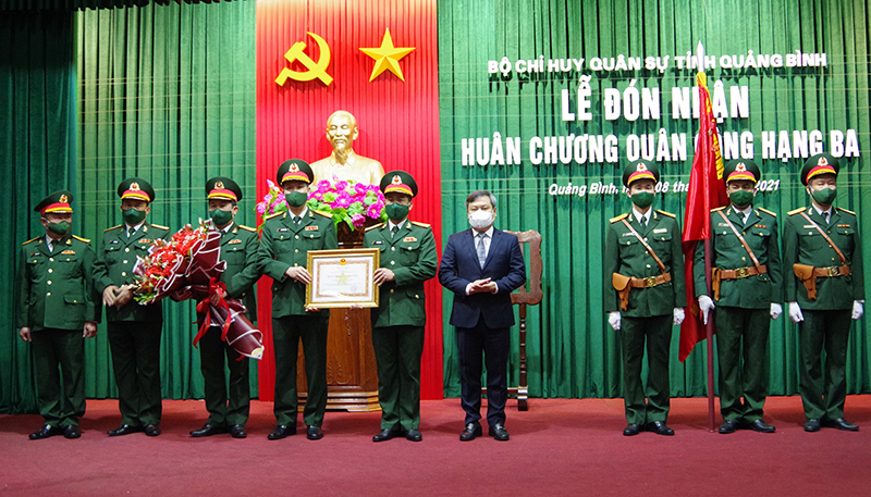  Thừa ủy quyền của Chủ tịch nước, đồng chí Vũ Đại Thắng, Ủy viên Trung ương Đảng, Bí thư Tỉnh ủy, Bí thư Đảng ủy Quân sự tỉnh trao Huân chương Quân công hạng Ba cho Bộ CHQS tỉnh.