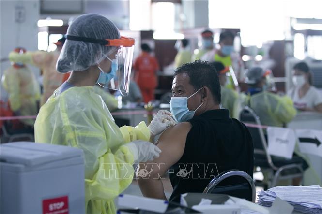 Tiêm phòng vaccine ngừa COVID-19 tại Viêng Chăn, Lào. Ảnh: THX/TTXVN