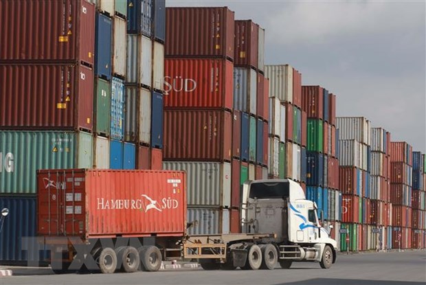 Tiếp nhận hàng hóa ân tại tân cảng Cát Lái. (Ảnh: Quang Châu/TTXVN)
