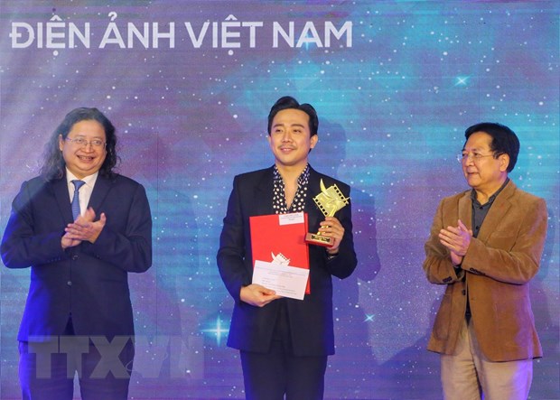 Trao giải Cánh diều Vàng hạng mục Phim truyện Điện ảnh cho phim Bố già. (Ảnh: Tuấn Đức/TTXVN)