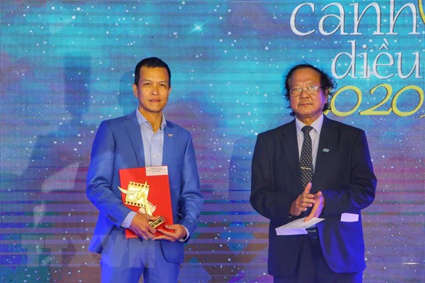 Trao giải Cánh diều Vàng ở hạng mục Phim truyện Truyền hình cho phim Hồ sơ cá sấu. (Ảnh: Tuấn Đức/TTXVN)