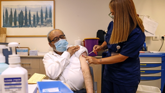  Nhân viên y tế tiêm vaccine phòng COVID-19 cho người dân tại Tel Aviv, Israel. Ảnh: AFP/ TTXVN