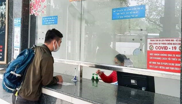 Khách du lịch mua vé tham quan động Phong Nha.