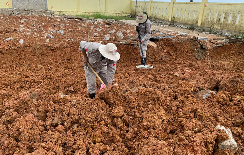 Các nhân viên kỹ thuật dự án PTVN Quảng Bình thực hiện rà phá bom mìn tại xã Sơn Thủy, huyện Lệ Thủy.