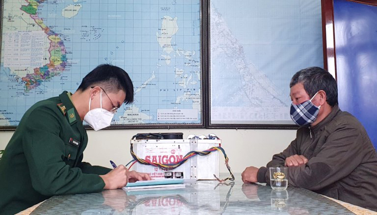 Cán bộ Đồn Biên phòng Nhật Lệ, BĐBP tỉnh tiếp nhận người dân tự nguyện giao nộp bộ kích điện tự chế.