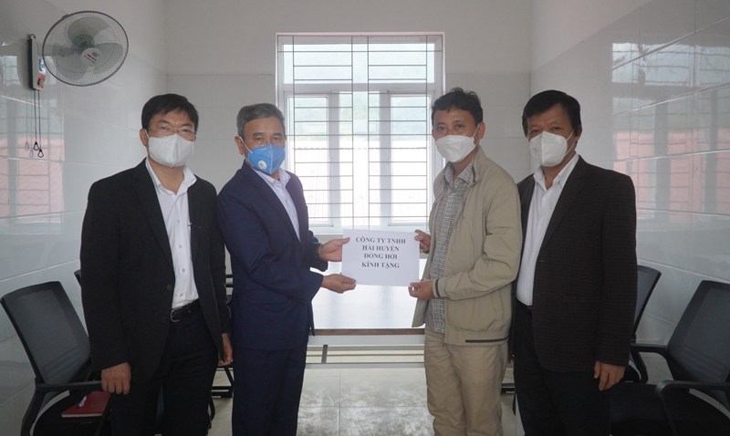 Công ty TNHH Hải Huyền trao tặng 2 bộ bàn ghế làm việc cho 2 trạm y tế Tân Trạch và Thượng Trạch.