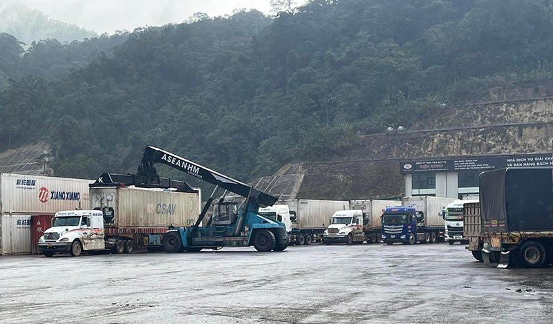 Lưu lượng hàng hoá, phương tiện qua Cửa khẩu quốc tế Cha Lo tăng so với cùng kỳ năm 2020.