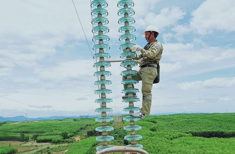 Công nhân quản lý vận hành đường dây của Truyền tải điện Quảng Bình tiến hành thay sứ cách điện