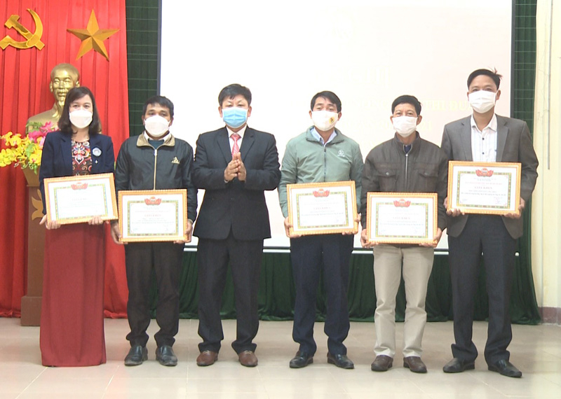 Hội nông dân Lệ Thủy trao thưởng cho các tập thể, cá nhân có thành tích xuất sắc trong phong trào “Nông dân sản xuất kinh doanh giỏi, đoàn kết giúp nhau làm giàu và giảm nghèo bền vững”