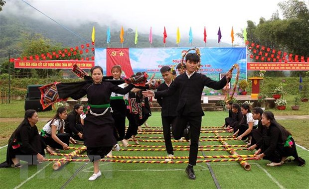 Nhân dân các dân tộc Lào Cai vui chơi trong  
