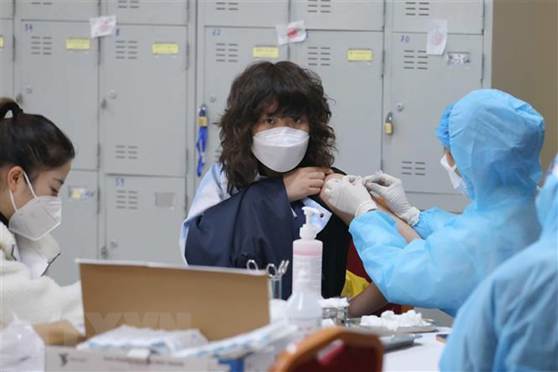 Quận Hoàn Kiếm, Hà Nội triển khai tiêm mũi 2 vaccine phòng COVID-19 cho học sinh THPT. (Ảnh: Thanh Tùng/TTXVN)