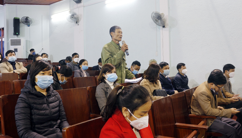 Cử tri nêu ý kiến tại buổi tiếp xúc.
