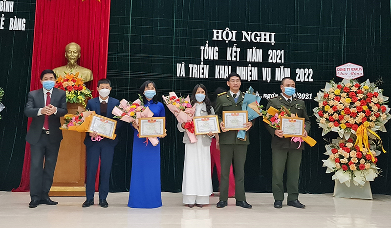  Đại diện Ban quản lý Vườn quốc gia Phong Nha-Kẻ Bàng trao giấy khen cho các tập thể và cá nhân có thành tích xuất sắc trong năm 2021.
