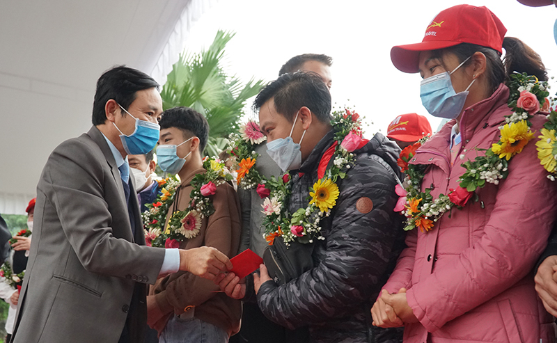 Sở Du lịch, Ban Quản lý Vườn quốc gia Phong Nha-Kẻ Bàng tặng hoa chào mừng, lì xì đầu năm mới.