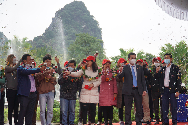 Việc đón những vị khách đầu tiên mang đến kỳ vọng một năm khởi sắc của ngành kinh tế mũi nhọn này.