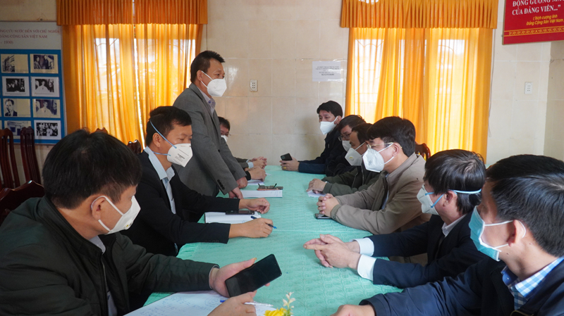 CDC Quảng Bình trao đổi công tác chống dịch với chính quyền địa phương và ngành y tế huyện Quảng Trạch tại Trung tâm chỉ huy phòng chống dịch xã Quảng Phú. 