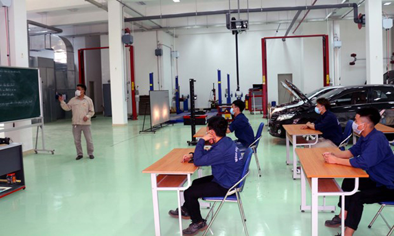 Các học viên khoa công nghệ ôtô được học lý thuyết và thực hành sư phạm ngay trong xưởng học. (Ảnh: Đại Nghĩa/TTXVN)