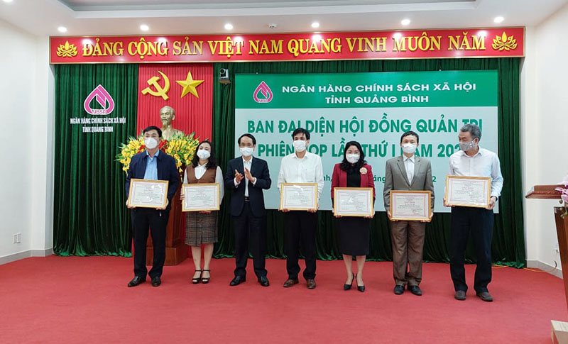 Đồng chí Phó Chủ tịch UBND tỉnh trao giấy khen cho các cá nhân đạt thành tích xuất sắc trong năm 2021