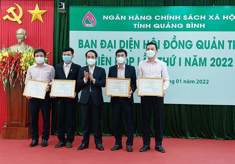 Đồng chí Phó Chủ tịch UBND tỉnh trao giấy khen cho các tập thể đạt thành tích xuất sắc trong năm 2021