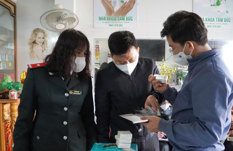 Đoàn công tác kiểm tra nguồn gốc, chất lượng thuốc tại các cơ sở hành nghề y.