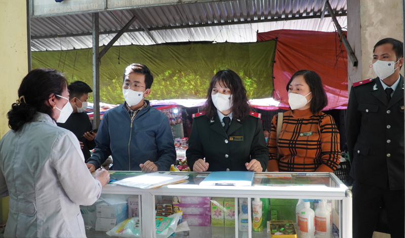 Đoàn công tác chú trọng tuyên truyền, nhắc nhở, hướng dẫn các cơ sở chấp hành nghiêm túc các quy định của pháp luật trong hành nghề y, dược tư nhân.