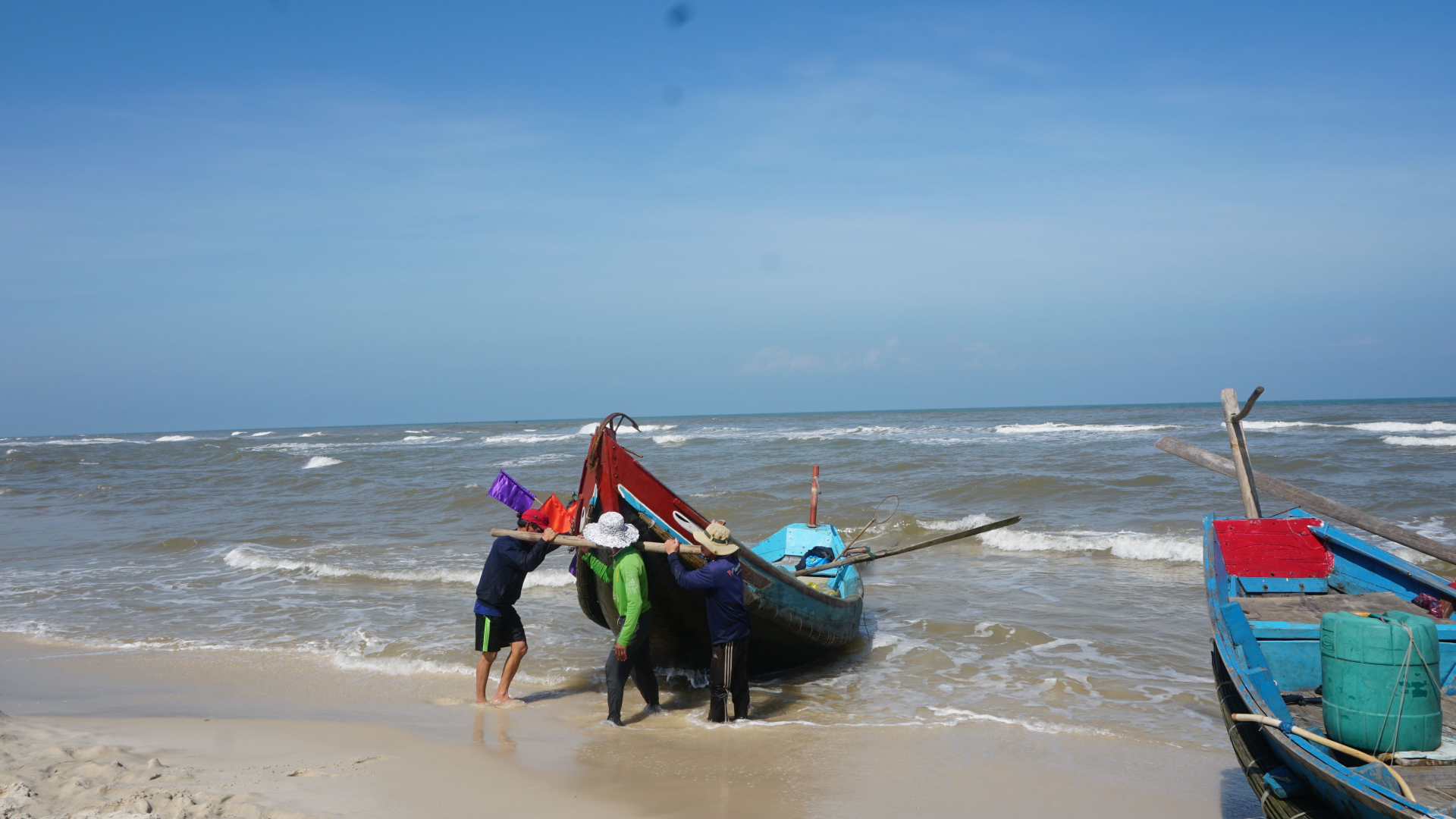 Thuyền của ngư dân Ngư Thủy Bắc cập bến sáng 7/1, trên khoang đầy ruốc.