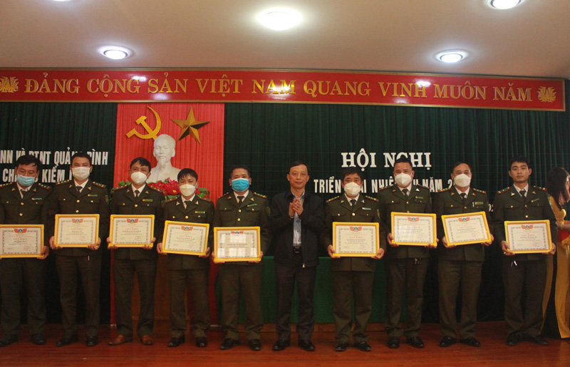 Lãnh đạo Sở Nông nghiệp và PTNT tặng giấy khen cho các tập thể có thành tích xuất sắc trong công tác năm 2021