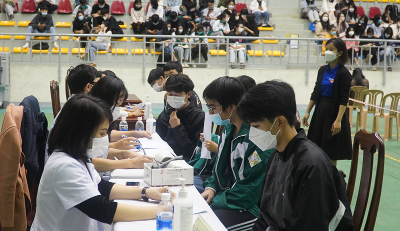 Khám sàng lọc cho học sinh trước khi tiêm mũi 2.