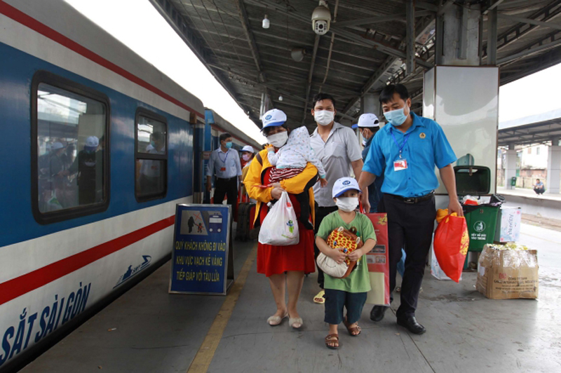 Công nhân lao động chuẩn bị lên tàu về quê đón Tết. Ảnh: Thanh Vũ - TTXVN