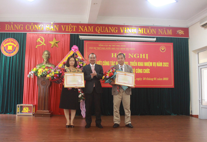 Lãnh đạo Tổng cục Dự trữ nhà nước trao bằng khen của Thủ tướng Chính phủ cho các tập thể, cá nhân.