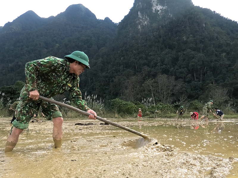 Cán bộ chiến sỹ Đồn BP Cà Xèng giúp dân làm đất