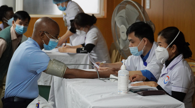 Khám sàng lọc kỹ trước khi tiêm mũi 3.