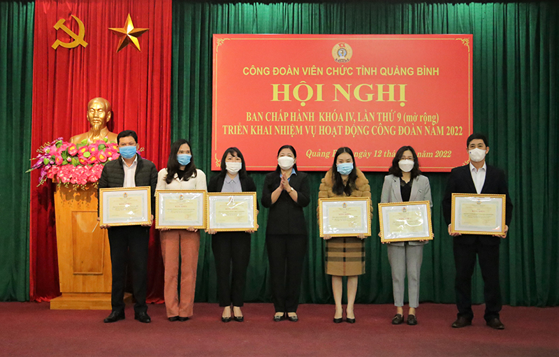 Lãnh đạo CĐVC tỉnh trao bằng khen của LĐLĐ tỉnh cho các tập thể.