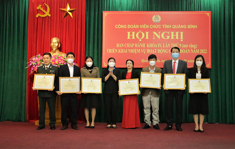 -	Lãnh đạo CĐVC tỉnh trao bằng khen của LĐLĐ tỉnh cho các cá nhân.