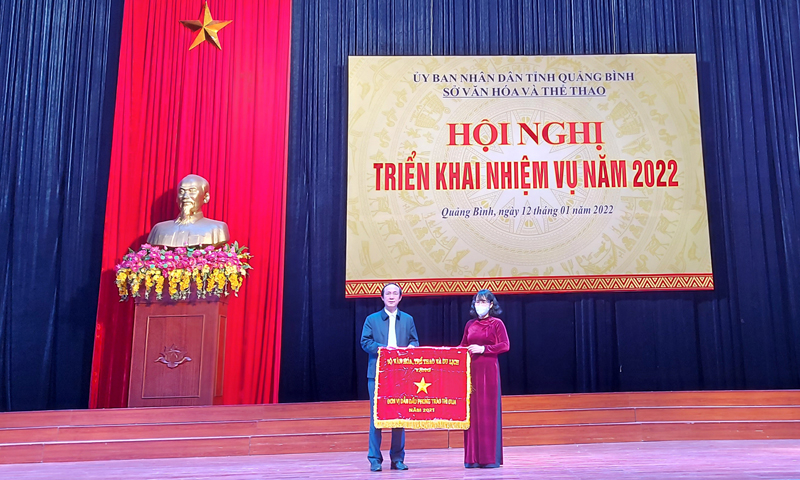 Phòng Văn hóa-Thông tin-Thể thao TP. Đồng Hới vinh dự được nhận Cờ thi đua của Bộ Văn hóa-Thể thao- Du lịch.