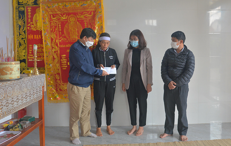 Đại diện lãnh đạo Sở Nông nghiệp-PTNT, Chi cục Thủy sản và Công đoàn ngành Nông nghiệp-PTNT thăm viếng, chia sẻ với gia đình ngư dân bị nạn trên biển.
