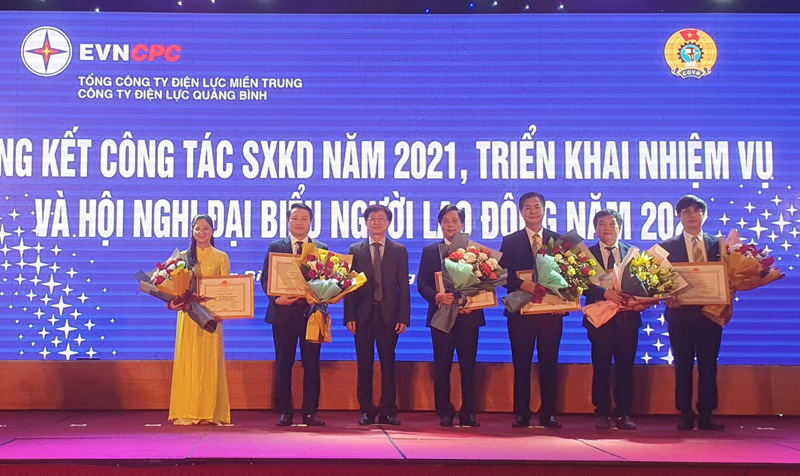 Trao bằng khen của tập đoàn Điện lực Việt Nam cho các cá nhân thuộc QBPC đạt thành tích xuất sắc trong thực hiện nhiệm vụ sản xuất kinh, doanh năm 2021