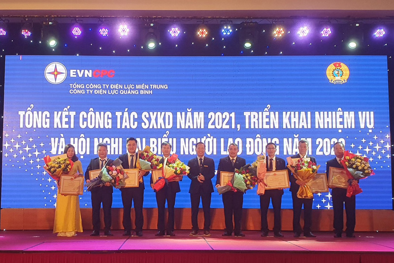 Tổng Công ty Điện lực Miền trung trao giấy khen cho các tập thể thuộc QBPC đạt thành tích xuất sắc trong thực hiện nhiệm vụ sản xuất kinh, doanh năm 2021